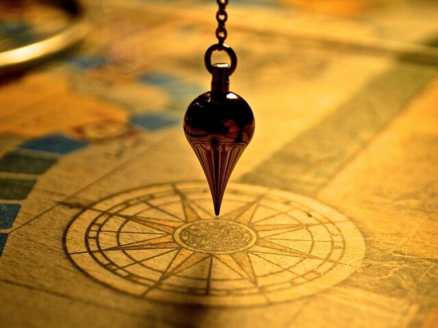 Pendule, tarot, astrologie : comment choisir son approche pour explorer son intuition ?